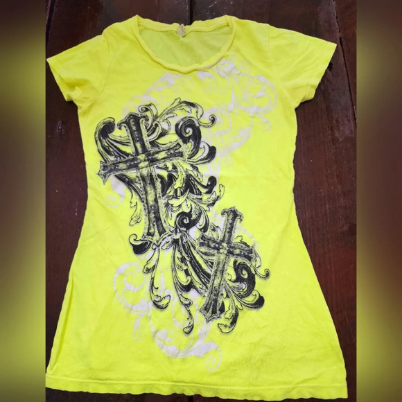 👕✝️ Bright Yellow Short Sleeved Tshirt with Design on front with 2 crosses - Picture 1 of 7
